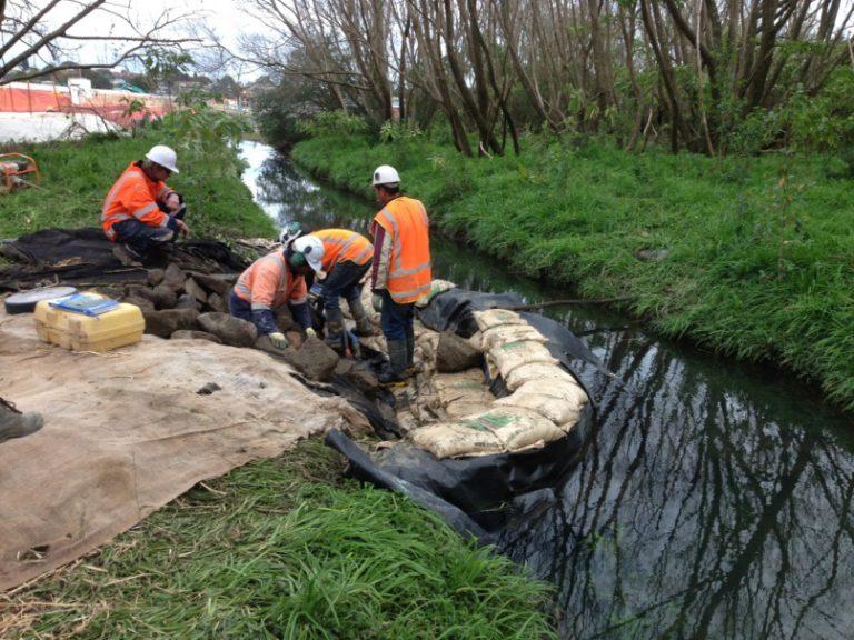 Sandbag coffer dam installed to complete stormwater outfall (Source