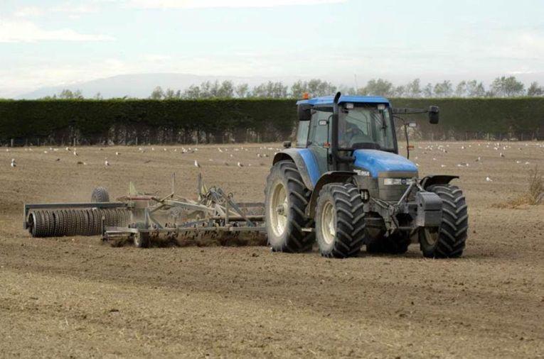 Exposing and disturbing the soil on farm ahead of or during windy conditions can result in significant erosion of your most valuable resource. Keep a buffer between riparian areas and tillage to protect waterways from soil phosphorus and nitrogen.