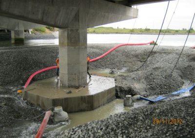 Discharge of Estuary of Avon and Heathcote Rivers / Ihutai water from the repair of the Bridge St bridge (Source: Fulton Hogan).